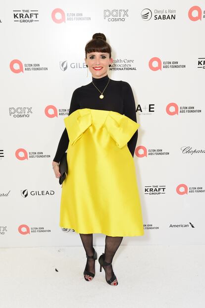 Otra versión de los lazos, en amarillo. Paula Roman acudió con uno grande en el escote a la fiesta de Elton John.