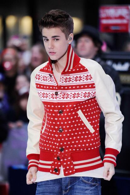 La ropa con motivos navideños es un must cada temporada. Justin Bieber, mientras actúa en el Rockefeller Plaza de Nueva York, no se pudo resistir y se plantó esta beisbolera decorada con copos de nieve.