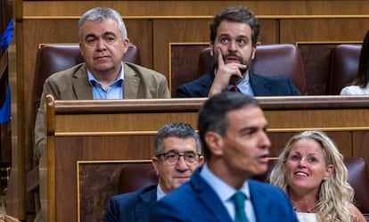 Santos Cerdán, detrás de Patxi López, sigue la intervención de Pedro Sánchez en la sesión de control al Gobierno.