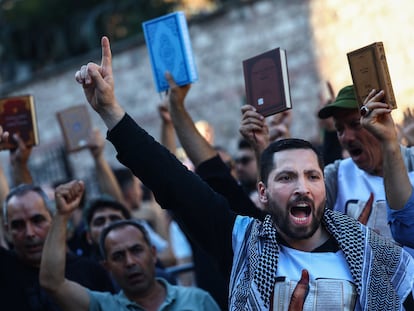 Protesta contra la quema de ejemplares del Corán ante el consulado de Suecia en Estambul, el 30 de julio.