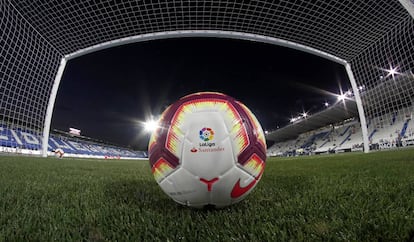 Un balón de LaLiga Santander en Butarque, el campo del Leganés, antes de un partido.