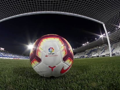 Un balón de LaLiga Santander en Butarque, el campo del Leganés, antes de un partido.