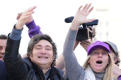 Javier Milei y Karina Milei durante un mitin en Lomas de Zamora, Argentina, este miércoles.
