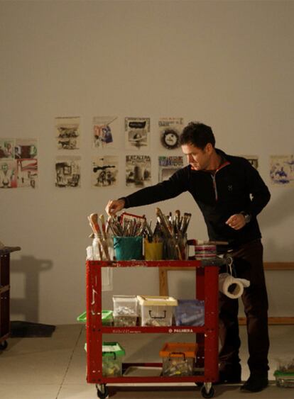 Abraham Lacalle, en su estudio del barrio de La Alfalfa, en Sevilla, "un lugar diáfano ocupado sólo por libros y pinturas".