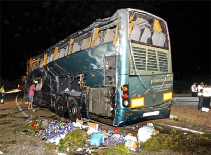 Estado en el que quedó el autocar tras el accidente.