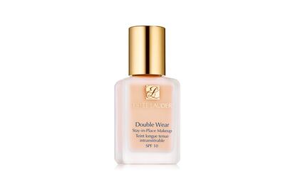 Una base de larga duración, de Esteé Lauder
Otro hit de la firma: la base de maquillaje Double wear de larga duración de Estée Lauder. Con un FPS 10 y disponible en cincuenta tonos para todo tipo de piel, aporta 24 horas de duración en un acabo natural y cubre esas indeseadas imperfecciones. ¿Aún no lo has probado? Precio: 43 euros (30 ml).