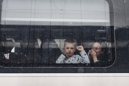 01-03-2022 Un niño y su madre observan desde un tren en la estación de tren de Kiev, a 1 de marzo de 2022, en Kiev (Ucrania). Las autoridades de Ucrania han denunciado decenas de muertos en un ataque con proyectiles por parte del Ejército de Rusia contra la ciudad de Járkov, la segunda más poblada del país, en el marco de la invasión desatada el 24 de febrero. En este contexto, cientos de personas se han lanzado a la estación de tren, con el objetivo de salir del país.
POLITICA
Diego Herrera - Europa Press
