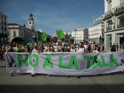 Miles de personas participaron en la protesta "No a la tala" el 8 de octubre en Madrid.