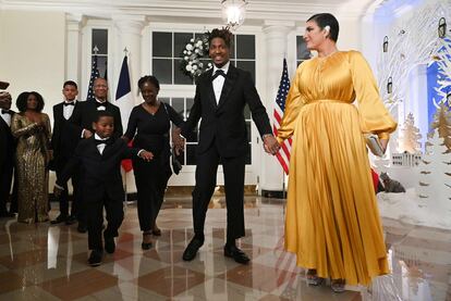 El músico Jon Batiste fue a la cita acompañado de su mujer, la escritora Suleika Jaouad, y sus hijos.