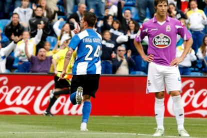 El centrocampista portugués del Hércules Tiago Gomes celebra su gol.