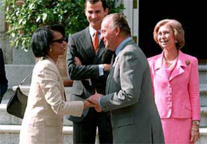 El rey Juan Carlos saluda a Condoleezza Rice, consejera de Seguridad Nacional de EE UU, en la Zarzuela.