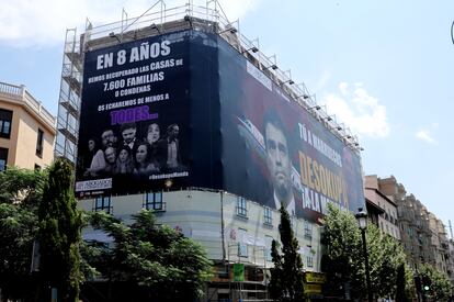 La gran lona de la empresa Desokupa que cubre un edificio en la calle Atocha de Madrid, el 3 de julio.