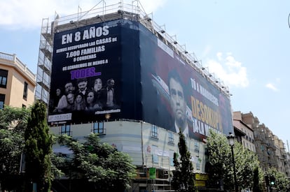 La gran lona de la empresa Desokupa que cubre un edificio en la calle Atocha de Madrid, el 3 de julio.