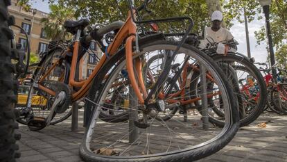 Bicicletas han aparecido amarradas y con las ruedas destrozadas