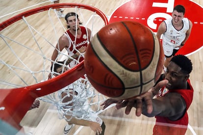 Canadá y Serbia durante el partido semifinal de la Copa Mundial de Baloncesto FIBA ​​2023