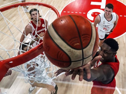 Canadá y Serbia durante el partido semifinal de la Copa Mundial de Baloncesto FIBA ​​2023