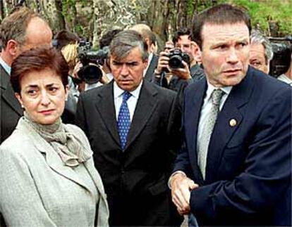 Ibarretxe y la consejera Mari Carmen Garmendia, junto al directivo de Grupo Correo, José María Bergareche.