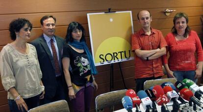Un momento de la rueda de prensa de los promotores de Sortu.