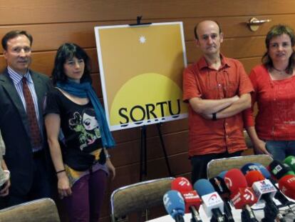 Un momento de la rueda de prensa de los promotores de Sortu.