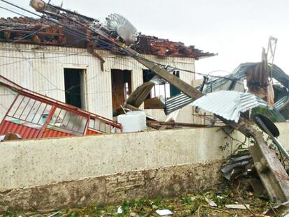 Segundo a Defesa Civil de Santa Catarina, 1.000 pessoas ficaram desalojadas e cerca de 500 casas ficaram danificadas.