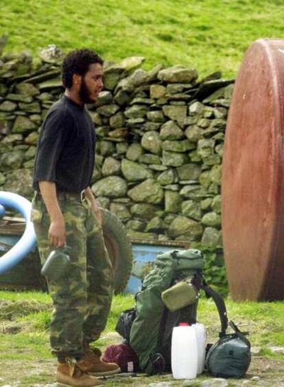 Ramzi Mohammed aparece junto a una mochila en mayo de 2004.