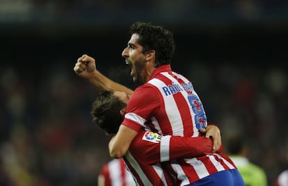 Raúl García celebra con Koke uno de los goles al Getafe.