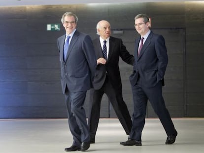 El presidente de Telefónica, César Alierta (izquierda), Francisco González, presidente del BBVA (centro); y Pablo Isla, presidente de Inditex, tres de los ejecutivos mejor pagados del Ibex 35