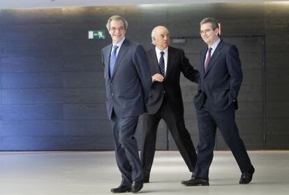 El presidente de Telefónica, César Alierta (izquierda), Francisco González, presidente del BBVA (centro); y Pablo Isla, presidente de Inditex, tres de los ejecutivos mejor pagados del Ibex 35