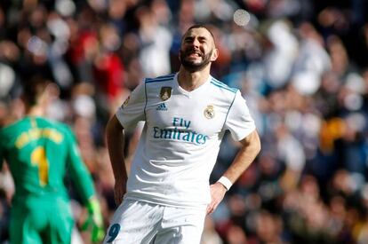 Benzema lamenta un fallo ante el Barcelona.