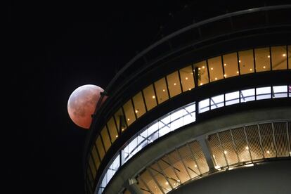 El eclipse lunar visto sobre la CN Tower en Toronto (Canadá).  