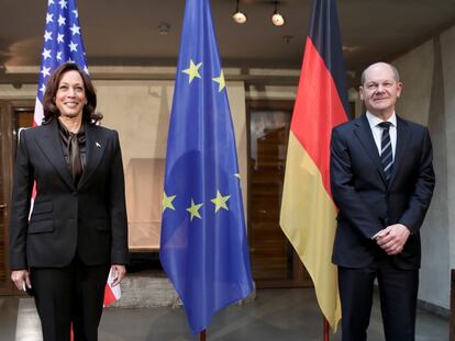 La vicepresidenta de EE UU, Kamala Harris, y el canciller alemán, Olaf Scholz, este sábado en Múnich, donde ambos participaron en la Conferencia de Seguridad.