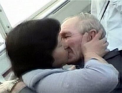 Hitomi Soga besa a su marido, Charles Robert Jenkins, en el aeropuerto de Yakarta.