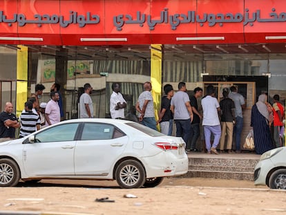 Un grupo de ciudadanos de Sudán hacen cola en una panadería de Jartum este 18 de abril, tras cuatro días de hostilidades entre el ejército y un grupo paramilitar.