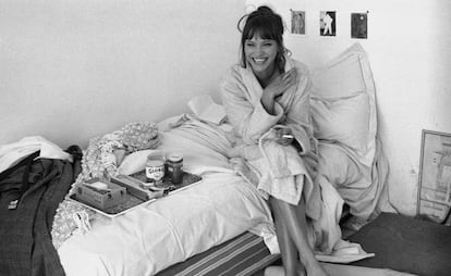 Anna Karina, en el rodaje de 'Pierrot, el loco', de Jean-Luc Godard, en 1965.