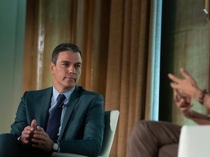 El presidente del Gobierno, Pedro Sánchez, y el Premio Nobel de Ciencias Económicas, Abhijit Banerjee, durante un diálogo en el Aula Maluquer, este lunes.