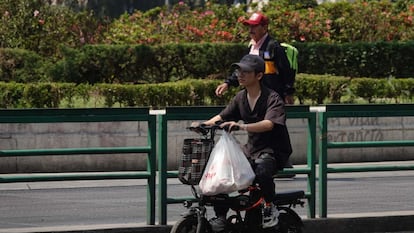 Un joven transita por el centro histórico de Ciudad de México en una bicicleta eléctrica.