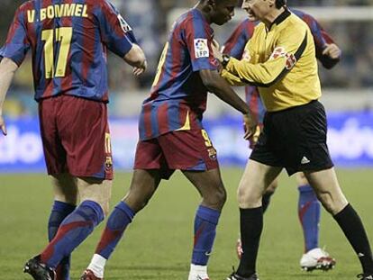 El árbitro, Esquinas Torres, intenta convencer a Eto'o para que no abandone el partido.