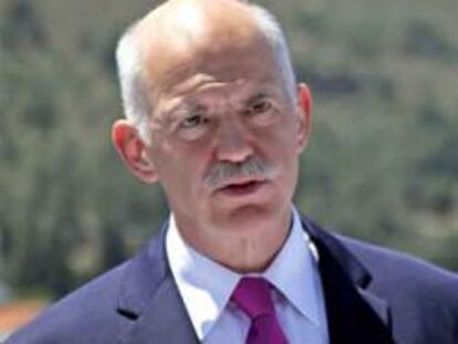 Yorgos Papandreu, dirigiéndose a la prensa en abril de 2010