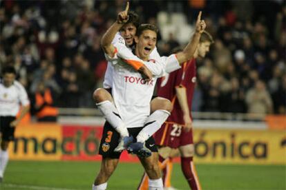 Fabio Aurelio es abrazado por Villa tras marcar un gol al Celta.
