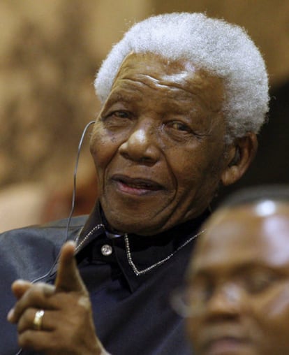 El ex presidente sudafricano, Nelson Mandela, fotografiado durante el homenaje que recibió hoy en el Parlamento surafricano en Ciudad del Cabo