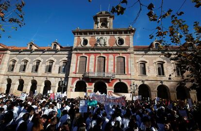 Docentes, estudiantes y médicos han protagonizado este miércoles una jornada de protestas, que han llegado incluso a las puertas del Parlamento catalán.