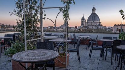 El hotel cuenta con una terraza desde la que disfrutar una espectacular vista de la ciudad italiana.