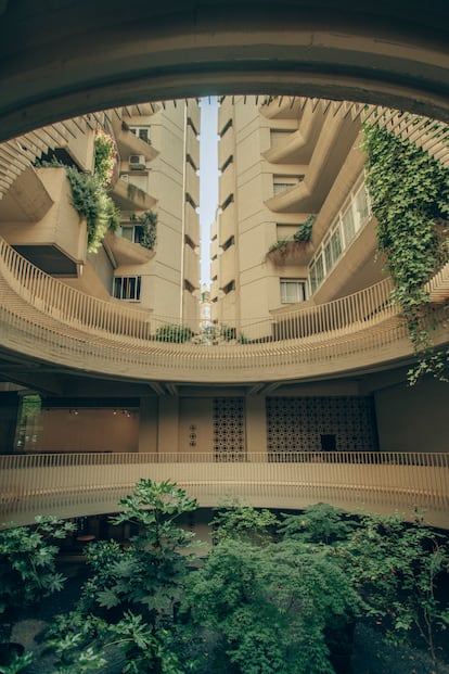 Enormes aberturas llevan la luz natural hacia los garajes del edificio, generando una de esas visuales dramáticas y exuberantes tan típicas de Higueras.