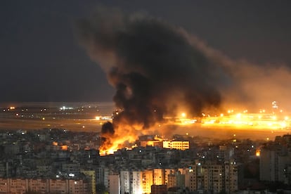 Las llamas y el humo se elevan debido a un ataque areo israel sobre Dahiye, en el suburbio sur de Beirut, la capital de Lbano, el domingo 20 de octubre de 2024.