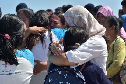 Residentes se reúnen en el puerto de Bangsal del norte de Lombok mientras las evacuaciones continúan en las islas Gili, el 7 de agosto de 2018.