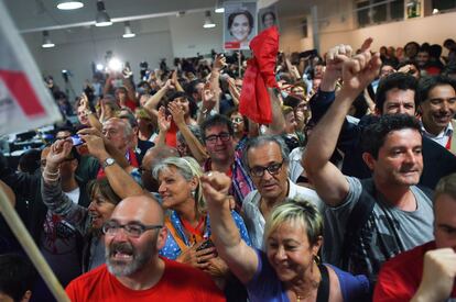 Simpatizantes de Barcelona en Comú celebran el resultado de las elecciones.