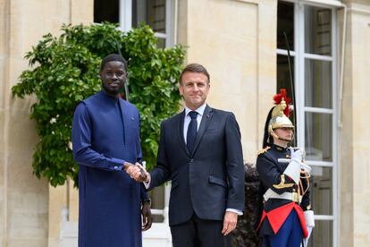 Le président de la République Emmanuel Macron reçoit le président du Sénégal Bassirou Diomaye Faye au Palais de L'Elysée à Paris le 20 juin 2024. (Photo by Eric BERACASSAT/Gamma-Rapho via Getty Images)