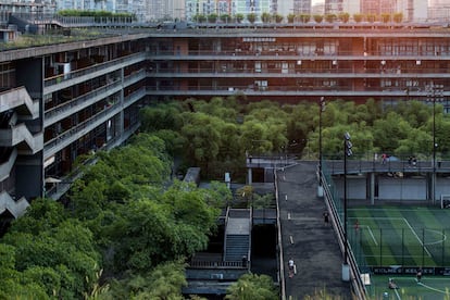 En el interior y el exterior del edificio-barrio la vegetación atenúa los ruidos y los efectos del clima.