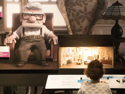 Un niño participa en la exposición 'La ciencia de Pixar', en el Caixaforum de Madrid.
