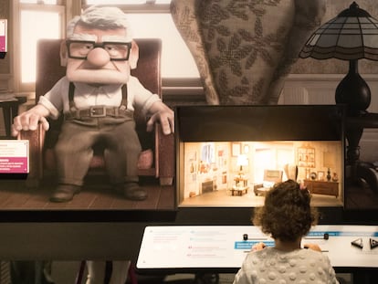 Un niño participa en la exposición 'La ciencia de Pixar', en el Caixaforum de Madrid.